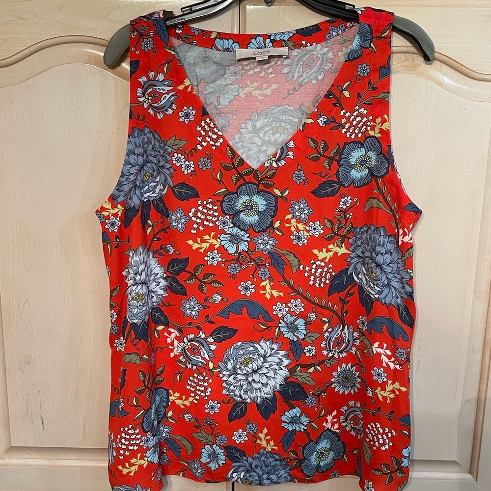 Red and smoke blue flowers add to this size L LOFT tank. The color contrast 👍